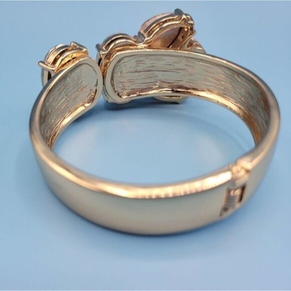 📦 The Limited bangle large rhinestones chunky gold tone ✨️ bracelet - Picture 8 of 8